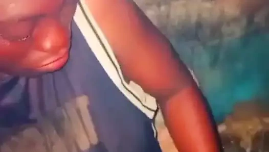 Amcığını bana gösteriyor