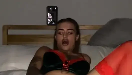 19 yaşındaki bakire götlü sürtük oyuncak onu derin ve yavaş gererken durmadan zıplıyor