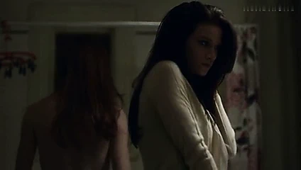 Emily tyra çıplak ünlü et ve kemik (2015)