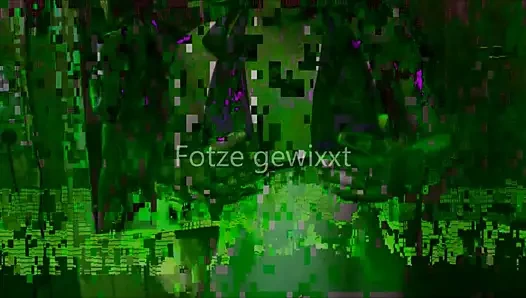 Değersiz aptal Alman sarışın amcık kameraya bakıyor ve oynuyor