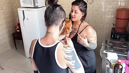 Tombul kız arkadaşlarını seks öğleden sonrasına davet etti