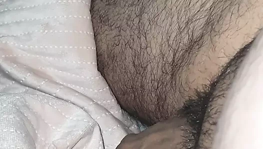 Evli dul kadın üvey oğlunun baba cenazesi sonrası ereksiyon olmasına yardım ediyor