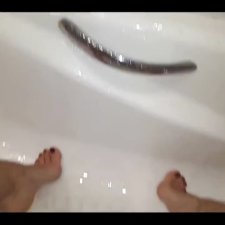 Sabah çok çaresiz! Külotumu ve ayaklarımı ıslatıyorum