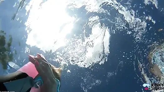 Sualtı sakso meydan okuması - batan dildomda öğürüyor