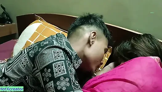 Bilinmeyen genç oğlanla sikişiyor! İnanılmaz ateşli seks