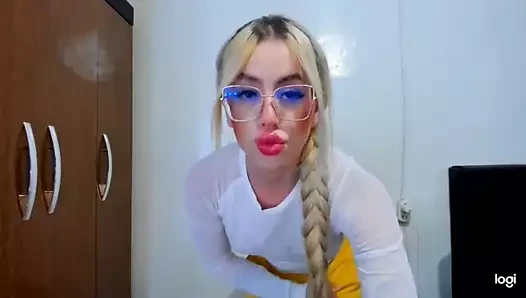 Sevimli tgirl uzun çivi boşalan üzerinde kam