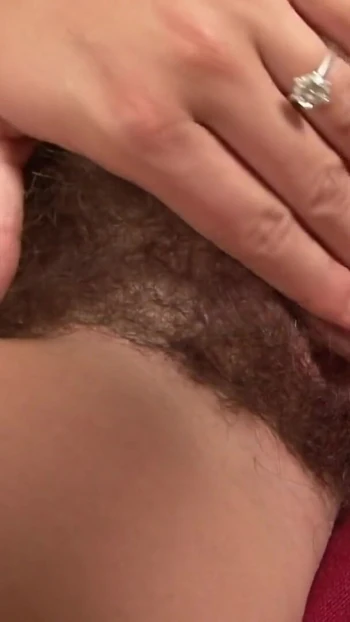 Завораженный момент из "Возбужденный ебарь жестко шпилю симпатичную крошку волосатой киской"