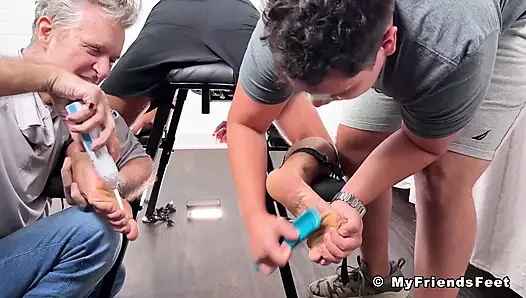 Myfriendsfeet dan edwards ve luca r luca r tam gıdıklama teslimi için şaplak bankına koydu