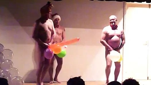 Bir çıplak dans daha!