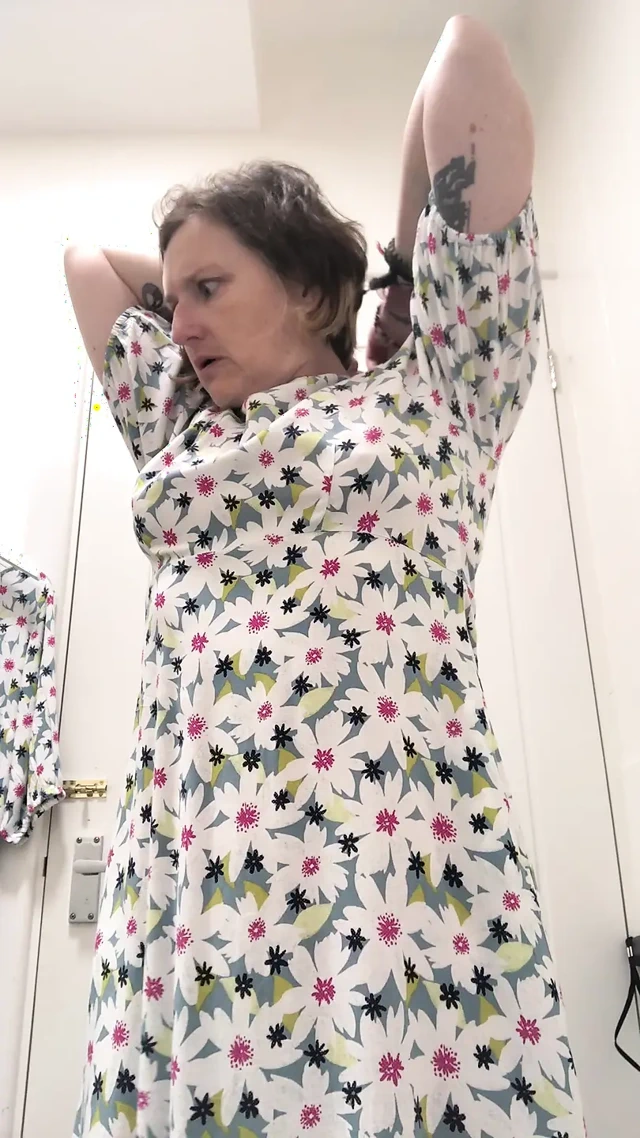 Sütyensiz, komando, dövmeli piliç yeni kıyafetler deniyor. Bölüm 1/2.