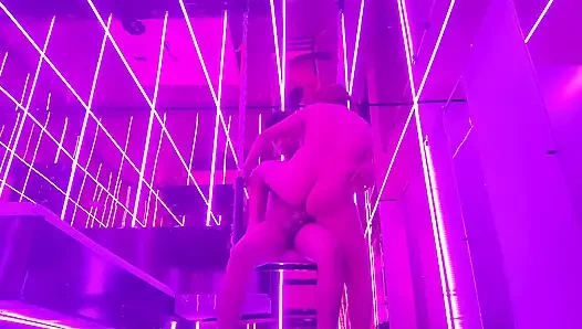 Orta yaşlı seksi kadın tanrıça 19 yaşındaki genç oğlan koşumlu kadın egemenliğiyle sikişiyor