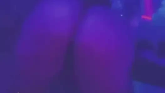 Pinkk şeker striptiz kulübünde dans ediyor