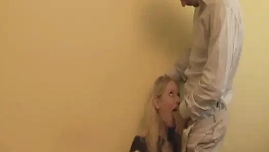 Şaplak atılan sarışın Fransız bebek götünü sert siktiriyor