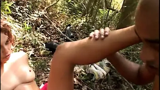 Sıcak siyah sürtük assfuck açık havada