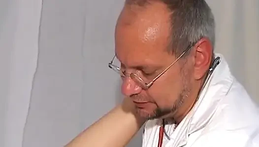 Olgun kızıl saçlı orta yaşlı seksi kadın doktorun büyük dildosuyla esnetiliyor