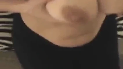 O yalıyor kendi boşalmak itibaren ona göğüsleri