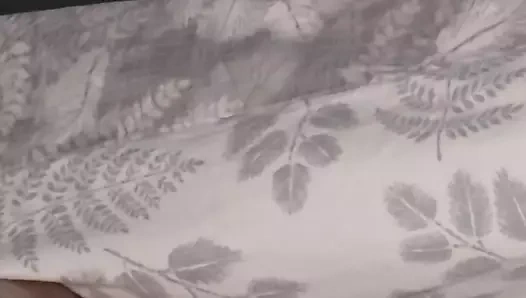 Üvey anne çıplak üvey oğlunun büyük yarağını ereksiyon halinde çekiyor