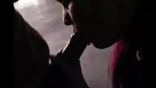 Johnholmesjunior meşgul bir Seattle park yerinde halka açık sakso çekiyor