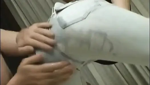 Sevimli Asyalı kızıl saçlının yüzüne oturuyor