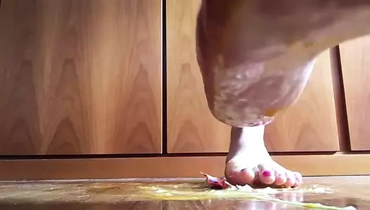 Seksi yüksek topuklu ayakkabılar yumurtayı eziyor