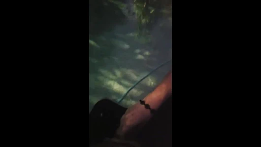 Yaramaz orta yaşlı seksi kadın üvey oğluna mastürbasyon yapıyor