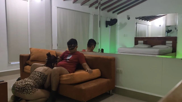 Yeni asistanım ofisimde çok ateşli ama nişanlı. Ama bunun önemli olmadığını söyledi.