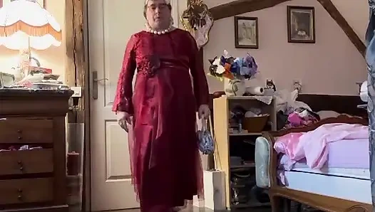 Parti için kırmızı gece elbisesi içinde giyinmiş