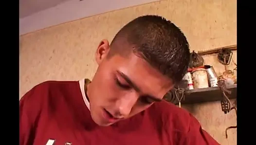 Arkadaşım ninemin götünü sikiyor!!