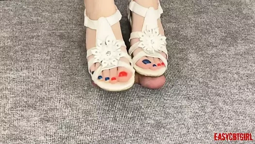 Bacaklarımla sağım tahtasında küçük sikimi eziyorum