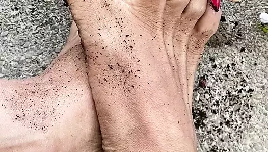 Melove uzun kırmızı ayak tırnaklı seksi edepsiz ayaklar