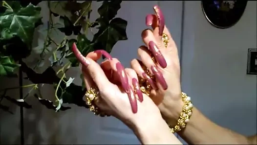 Uzun tırnak fetişi.