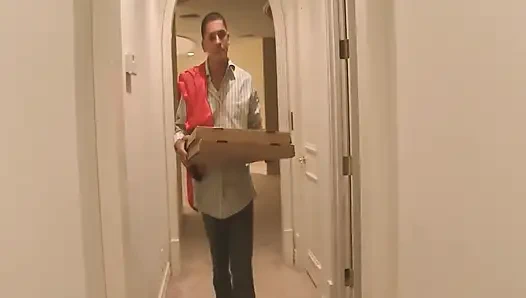 Ateşli çiftler sahne 4_horny ev hanımı pizzacının yarağını seviyor