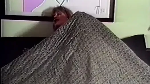 Seksi iç çamaşırlı şehvetli sürtükler birbirlerini parmaklıyor