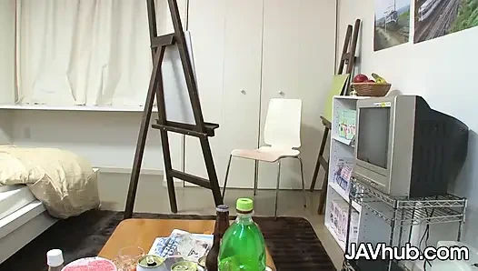 Sakura Saya возбуждается, пока рисует обнаженную модель