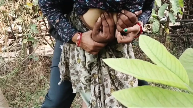 Bali teyzeye krem yediriyor