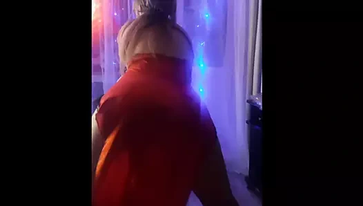 Güzel kadın dans eder ve kendini okşar