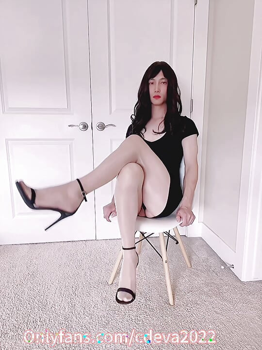 Asyalı travesti Eva beyaz külotlu çorap ve parti elbisesini sergiliyor