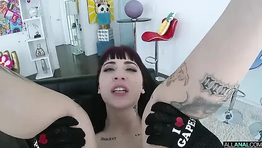 Charlotte ve Lydia yağlanıyor ve hazır