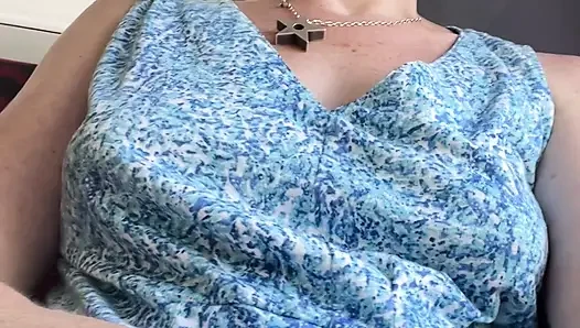 Üvey Anne Otobüsün Arkasında Kokulu Amıyla Oynuyor, Sonra Kokan Parmaklarını Kokluyor Ve Emiyor!