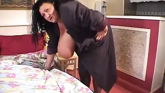 Edepsiz adam bu edepsiz Alman sürtüğün büyük göğüsleriyle oynuyor