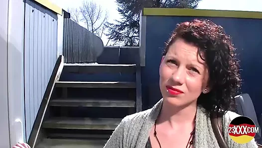 Küçük memeli orta yaşlı seksi kadın bu uzun yarağı çok derine alıyor