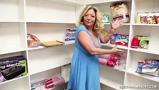 Üvey anne göğüslerini püskürtmeme izin veriyor