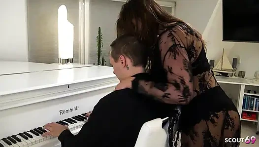 Doğal sarkık memeli Alman erkek delisi tombul iri güzel kız nicky ilk iki erkek bir kadın üçlü grup sikişiyor