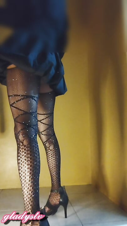 Shemale masturbating with pantyhose and high heels
