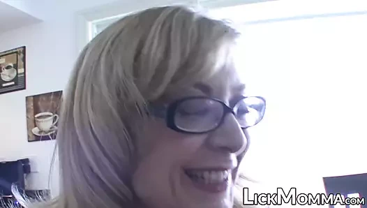 Busty lezbiyen milf yerken genç üvey kız kedi