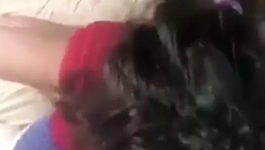 Büyük busty esmer besleme üzerinde horoz