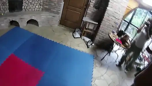 Supergirl luchando en sala de estar