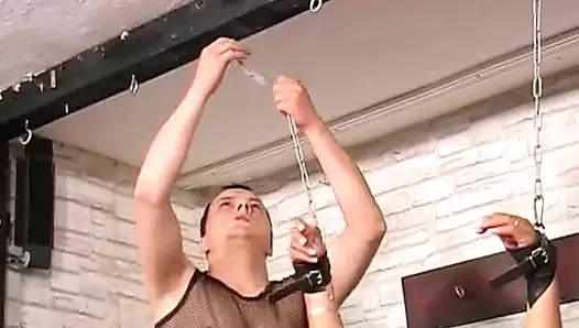 Kızıl saçlı Alman sürtük efendisi tarafından amına ağda yaptırıyor