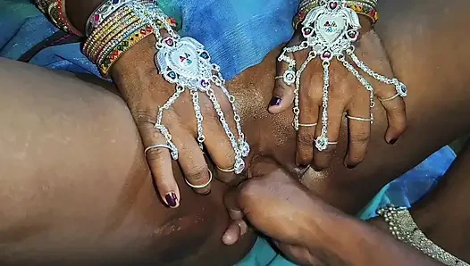 Devar ne padosi bhabhi ke chut me tel laga ke pura hanth ghussa diya.chudakr aunty ne chut me hanth dalwa ke chut se maal giraya