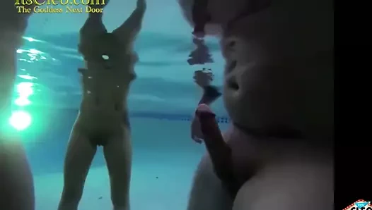 Islak perileri onun cleo ve annie knight su altında horoz emmek!